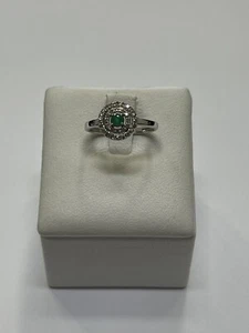 Anello Oro Bianco 18 Kt 750 Con Smeraldo E Diamantini - Foto 1 di 4