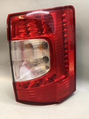 Luz trasera de pasajero para Chrysler Town & Country OEM 05182530AE Foto 1 de 4
