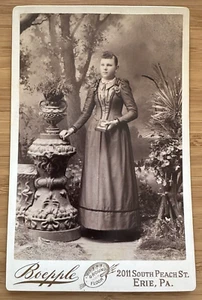 Mujer con diario finales de 1800 CDV gabinete tarjeta Boepple Erie PA Mary Garvey - Imagen 1 de 2