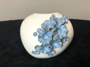 Vintage IOW CP Chessell Pottery Studio Art White Blue Small Vase and Flowers - Picture 1 of 9