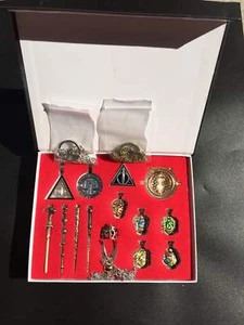 Nuevo 15 PIEZAS Varita de Harry Potter Varitas Mágicas Anillos Collar Decorar Regalo Cosplay - Imagen 1 de 6