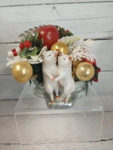 Arreglo floral navideño vintage de mediados de siglo con cerdos bailarines.  - Imagen 1 de 9