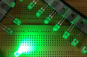 Green 5mm Oval LED Daylight Bright HLMP-HM75-34CDD 530nm 5.1cd 40° x 100° - Picture 1 of 1