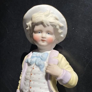 Estatua de porcelana bisque de 10,5" niño rubio joven con flor chaleco medias sombrero - Imagen 1 de 9