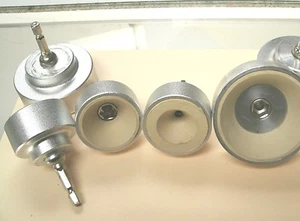 1 mandrino terminale in metallo e 1 qty. INSERTO IN GOMMA DA 40MM A 50MM PER TAPPATRICI BOTTIGLIE - Foto 1 di 3