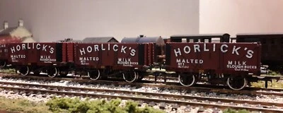 (3) Bachmann 37-2016K Horlicks 7 Plank Wagon, Coal Fitted Collectors Club OO 00 - Image 1 of 4