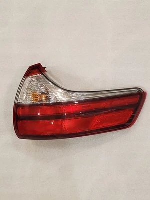OEM | Luz trasera exterior halógena Toyota Sienna 1500 2015-2019 (derecha, pasajero) Foto 1 de 4
