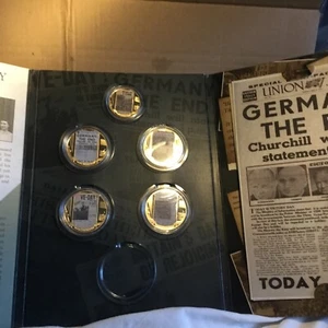 Royal Mint The VE Day Chronicle 5 corone placcate oro non circolate - Foto 1 di 13