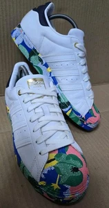 ADIDAS SUPERSTAR SNEAKER GRÖßE UK 6,5 HER STUDIO LINDON WEISS GEBLÜMT TOP - Bild 1 von 10