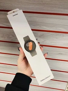 Samsung Galaxy Watch 7 - Green 40mm - Brand New & Sealed - Picture 1 of 4