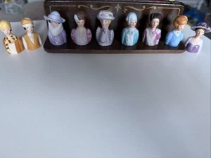 Avon Ladies of Fashion Regal mit 9 Porzellan Fingerhüte, 1982-1984 Vintage bunt - Bild 1 von 11