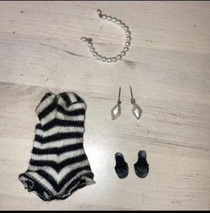 Vintage Barbie original accessories-earrings, necklace, shoes & original swims - Picture 1 of 2