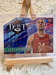 2024-2025 Topps Finest #D-16 Jaylon Tyson DEBUT RC Rookie Blue Geometric /75 - Bild 1 von 2