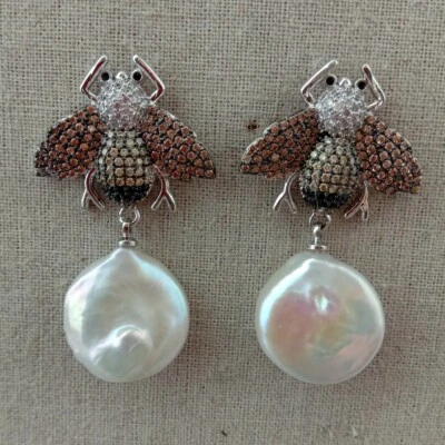 Серьги-гвоздики с белым жемчугом кеши и фианитами Pave Bee - Изображение 1 из 4