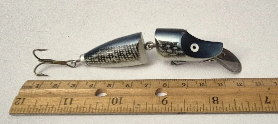 Ancien leurre articulé pour pêche au moulinet ancien. - Photo 1/4