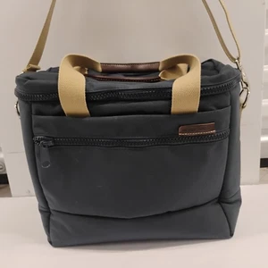 Bolso refrigerador Peter Millar azul marino con aislamiento de nailon correa ajustable borde de cuero - Imagen 1 de 15