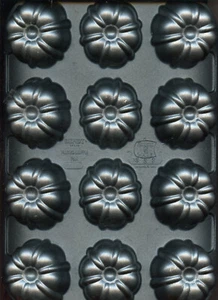 Nordic Ware - Blundt Fluted Muffin Pan - 12-in-1 - Non-Stick Cast Alumnium - Picture 1 of 3