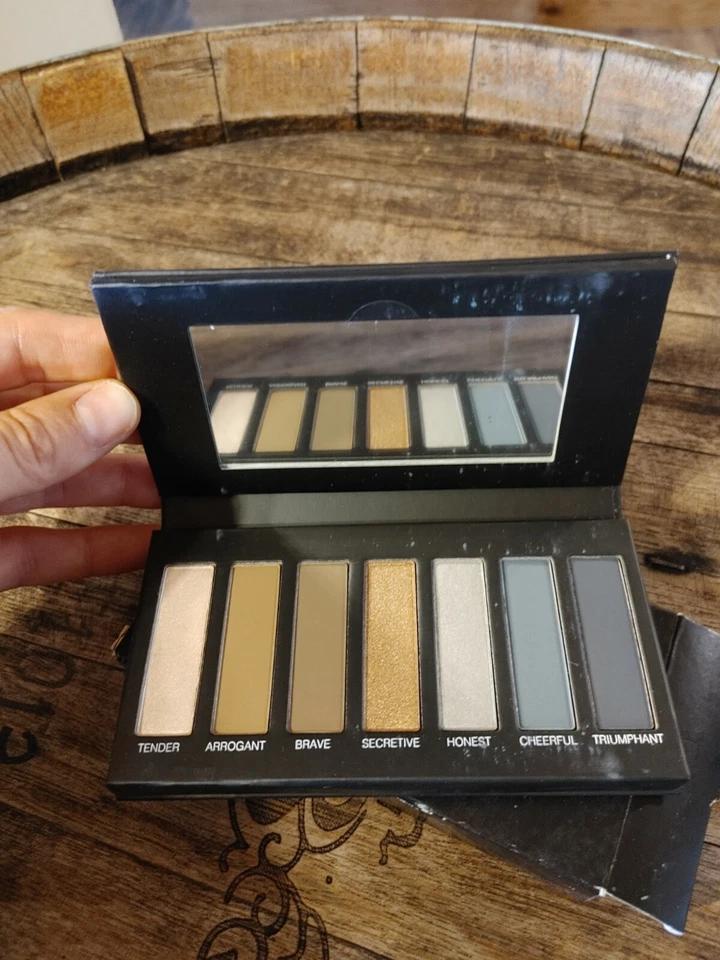 Younique Palette 5 - Image 1 of 1