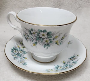 Vtg. Queen Anne Tea Cup & Saucer White Yellow Flower w/Gold England Bone China - Picture 1 of 7