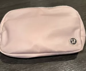 Lululemon Everywhere Gürteltasche 1L Light Pink Mist Silver Neu Mit Etikett - Bild 1 von 10
