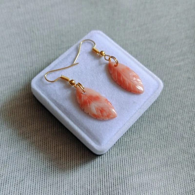 Pendiente de piedras preciosas de coral Japón pendiente de coral talla natural pendiente hecho a mano de coral Foto 1 de 4