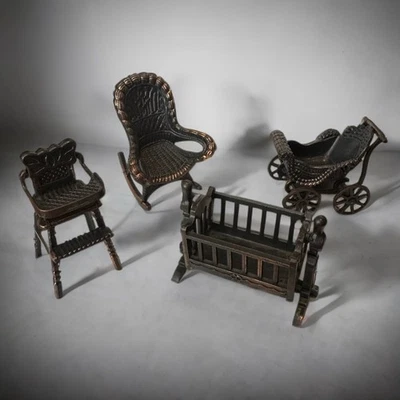 Lote de 4 miniaturas de muebles de guardería para casa de muñecas Durham silla de cuna cochecito basculante Foto 1 de 4