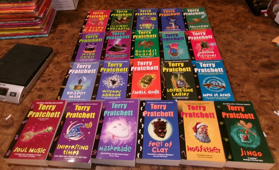 Lot of 21 Discworld Books Set 1-21 by Terry Pratchett Foto 1 de 3