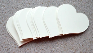 30 Tarjeta Suave Crema En Forma de Corazón Recortes - 70mm x 62mm NUEVO - Imagen 1 de 1