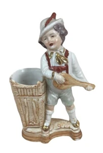 Niño de porcelana pintado a mano vintage con canasta soporte para palillo de dientes Alemania - Imagen 1 de 7