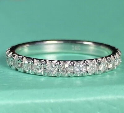 Alianza de boda de media eternidad de moissanita VVS1 corte redondo de 1 Ctw enchapada en oro blanco de 14 k Foto 1 de 4