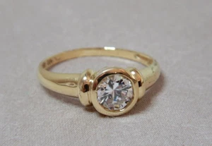 VINTAGE 9ct GOLD AND CUBIC ZIRCONIA SET RING    2791 - Picture 1 of 6