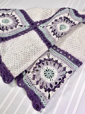 Manta cuadrada de colección crochet afgana púrpura como nueva floral abuela NECESITA TLC Foto 1 de 4