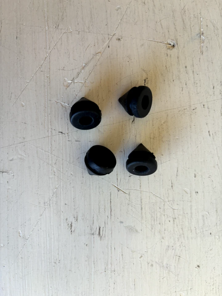 PIEZAS DETOMASO PANTERA 71-74: CAUCHOS CUBO FAROS Foto 1 de 1