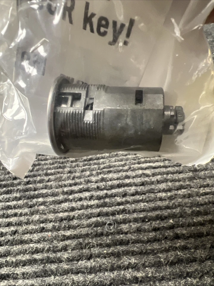 Cilindro de bloqueo de repuesto Bolt 7025636 para corte lateral Ford/Lincoln/Land Rover Foto 1 de 4