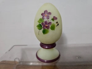 VINTAGE FENTON FLORAL ON CUSTARD SATIN GLASS EGG ON STAND UV REACTIVE - Picture 1 of 4