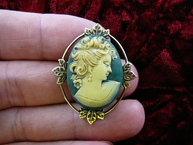 (CS25-1) Mujer Seria Verde + Blanco CAMEO Joyería Prendedor Broche Colgante Collar Foto 1 de 1