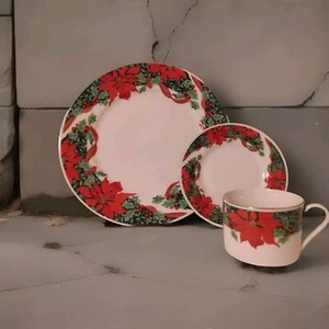 Gibson Holidays Gold Rimmed Christmas Dinnerware 12 Piece Set Discontinued VTG - Picture 1 of 5
