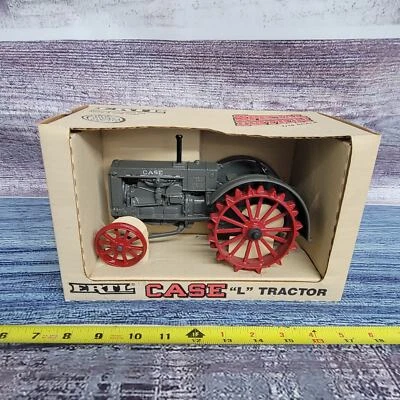 Tractor fundido a presión vintage 1987 Ertl escala 1/16 IH Case modelo L en acero gris/rojo Foto 1 de 4
