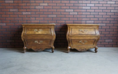 Mesitas de noche ~ Mesitas de noche ~ Mesitas de noche francesas de campo de Baker ~ Un par Foto 1 de 4