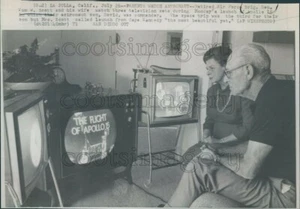 1971 Press Photo Parents of Apollo 15 Astronaut David Scott Watch on 3 TVs - Picture 1 of 2