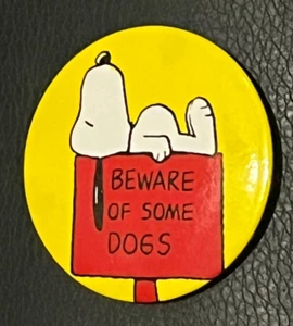 SNOOPY Pin Anstecker VORSICHT VOR EINIGEN HUNDEN groß 55 mm - Bild 1 von 2