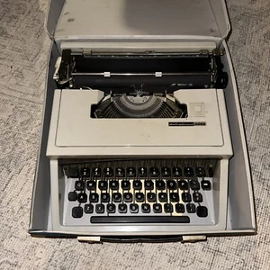 Vintage Olivetti Dora Ivrea tragbare Schreibmaschine mit Koffer Underwood Made in Italy - Bild 1 von 10