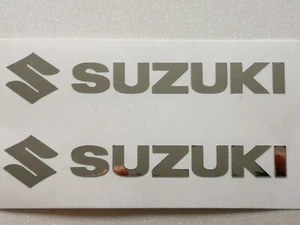 2 x Suzuki con logo • Pegatinas moto • Pegatinas • 140x26mm • Cromo • s19 - Imagen 1 de 1