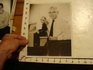 Vintage MARIONETTE & PUPPET Photo: PUPPETEER W/ HIS MARIONETTE LIKENESS AT PIANO - Picture 1 of 2