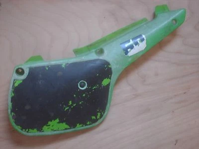 Panel de cubierta lateral derecho Kawasaki KX60 84 85 86 usado OEM daños leves Foto 1 de 4