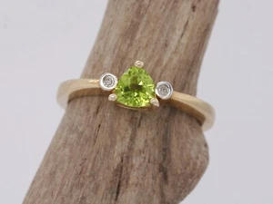 9ct Yellow Gold Natural Peridot & Diamond Trillion Cut Trilogy Ring - Size L - Picture 1 of 19