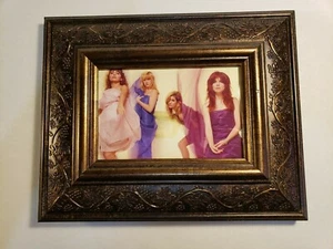 THE BRAGLES LOS 4 MIEMBROS DE LA BANDA ENVUELTOS EN HOJAS DE COLORES TRANSPARENTES EN MARCO DE MADERA - Imagen 1 de 2