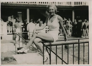 Jeune Femme c. 1930 - 1er Prix Concours des Maillots de Bains Pinup - PRM 136 - Picture 1 of 2