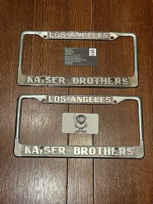 Par de marcos de matrícula vintage Los Angeles Kaiser Brothers originales Foto 1 de 4