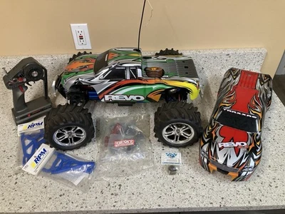 Traxxas REVO 4WD RC Monster Truck - Image 1 of 4